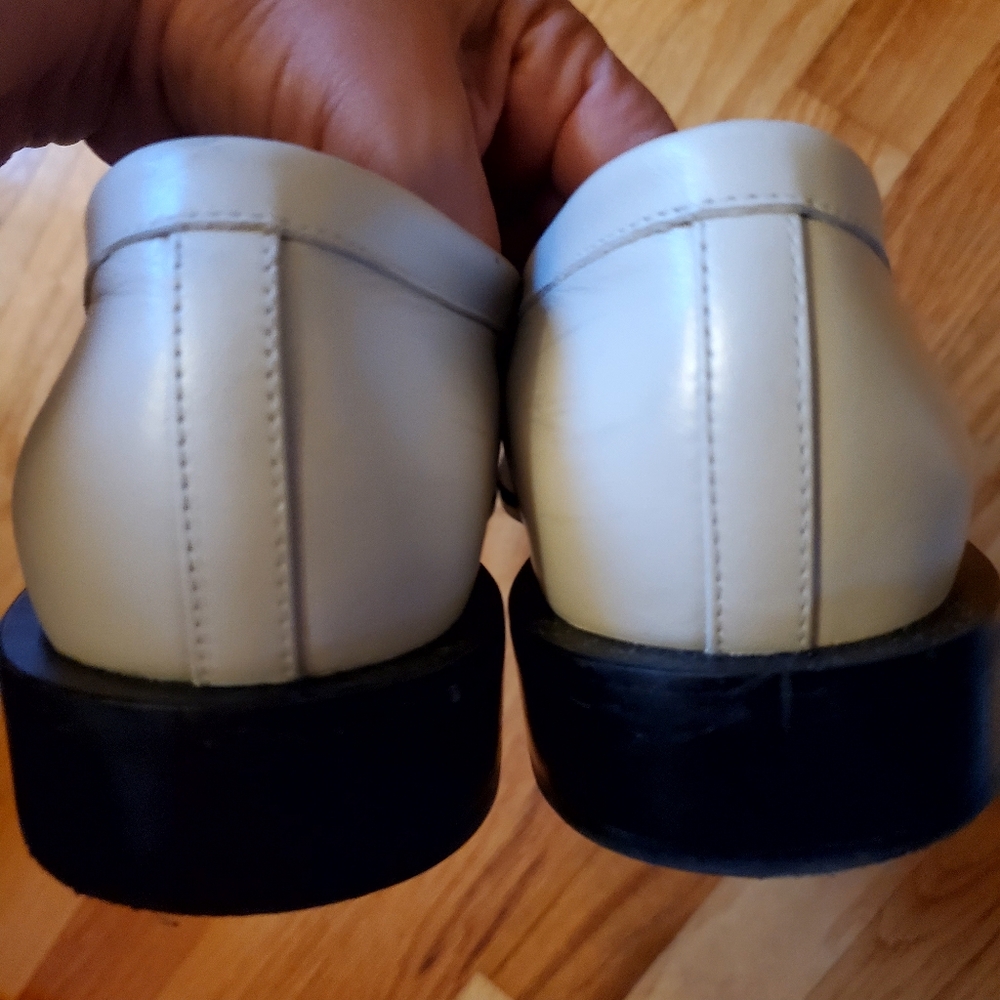 Stuart Weitzman Cream Loafers with Silver Chain - Picture 3 of 4